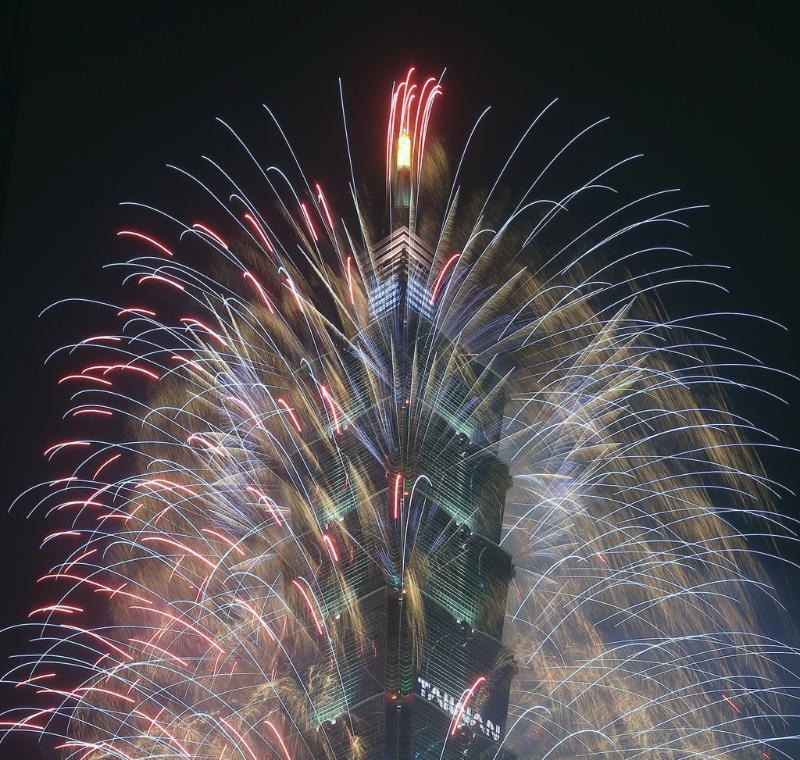 臺北101跨年煙火吸引許多外國人來觀賞。