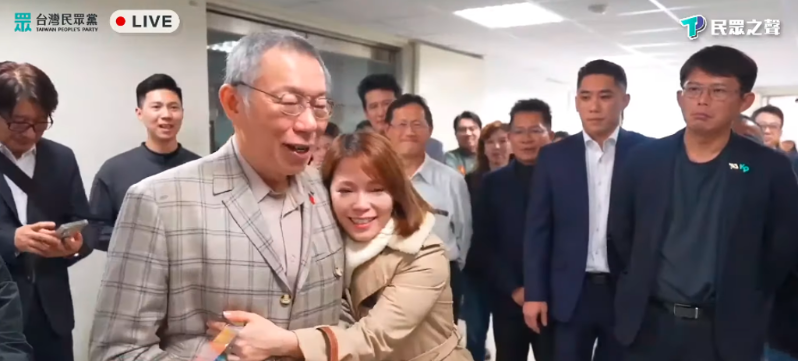 民眾黨前主席柯文哲1日赴黨中央開會后，請辭黨主席并與黨公職擁抱。