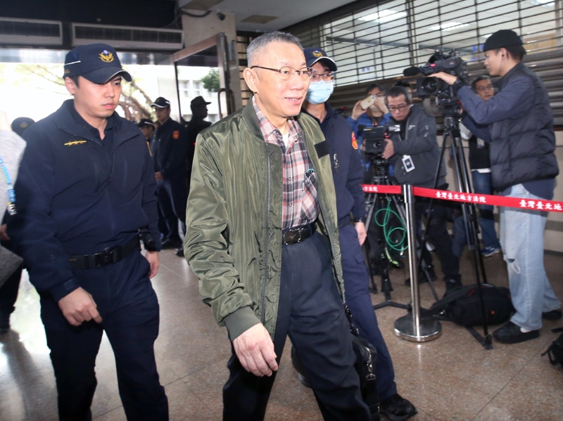 臺北地院審理京華城等案，北檢二度抗告成功，2日北院再度召開羈押庭。前臺北市長柯文哲出庭應訊。