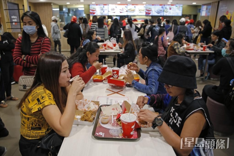 疫情期間，仍有大批外傭光顧Jollibee。