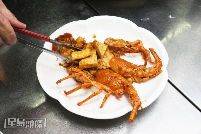 何寶龍師傅創作的麻辣千頁龍蝦，用香辣配料提味。