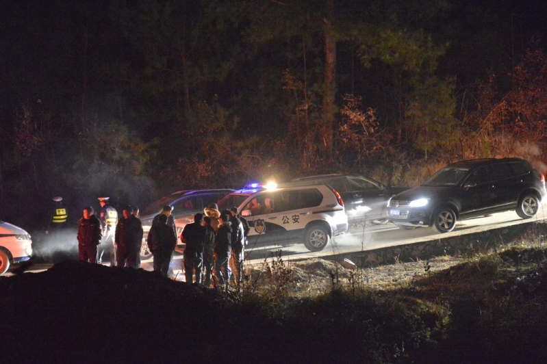 凱里市警方在爆炸發生后趕到現場。（新華社）