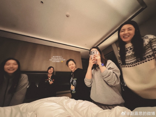 趙露思笑說朋友們還喂錯藥，結果大家笑成這樣。