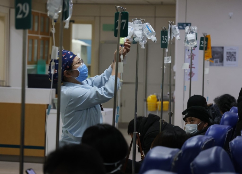 醫院擠滿看癥的病人。