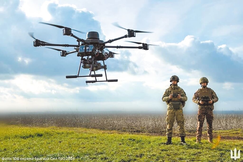 臺灣TRC公司遭指協助俄羅斯設計滑翔炸彈（glide bombs）改裝套件，使其具備更長射程與精準度，對烏克蘭造成打擊；圖為烏克蘭戰士操作自制無人機進行偵查及遠距攻擊。.jpg