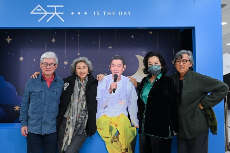 朱玲玲老公一頭銀絲，流露慈祥一面。