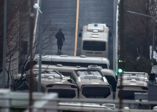 尹錫悅方面在官邸加強防御，用更多大巴士當障礙物。