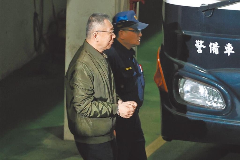 前民眾黨主席柯文哲（左）再被羈押，3日凌晨移送臺北看守所。