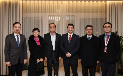 左三為鄧勵。