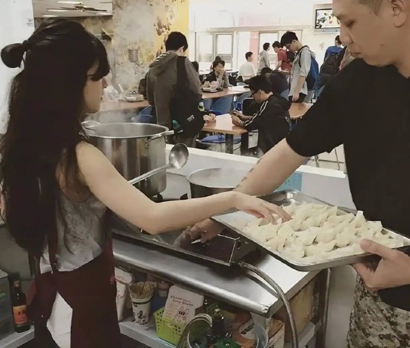 趙露思曾在學校擺攤賣餛飩。