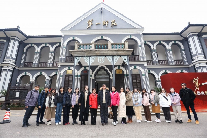 教大校長、教職員與學生在第一師范舊校舍前合照