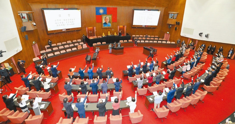 圖為“立法院”第11屆“立委”于去年2月1日報到，朝野共113席“立委”宣讀誓詞后正式就職。