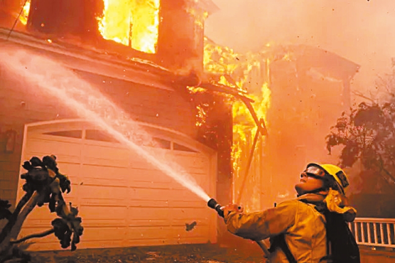 洛杉磯消防隊員正在與帕利塞茲大火奮戰