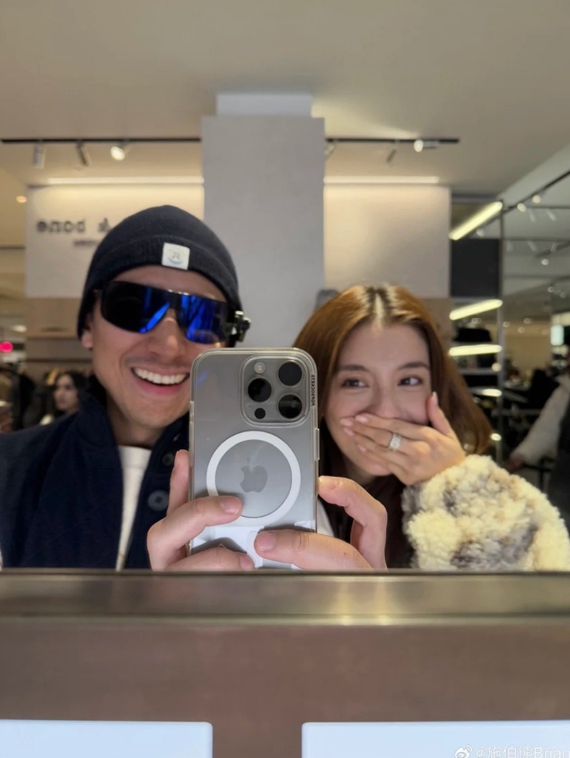 近日就有網民在小紅書上分享了一張兩公婆在商場購物的自拍照，并留言直指施伯雄一身體部位極短，引起網民熱議。