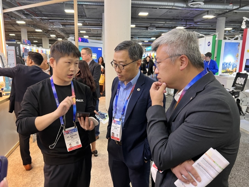 黃克強(中)及粘清澤(右)不時在現場，與香港的初創企業負責人了解情況。