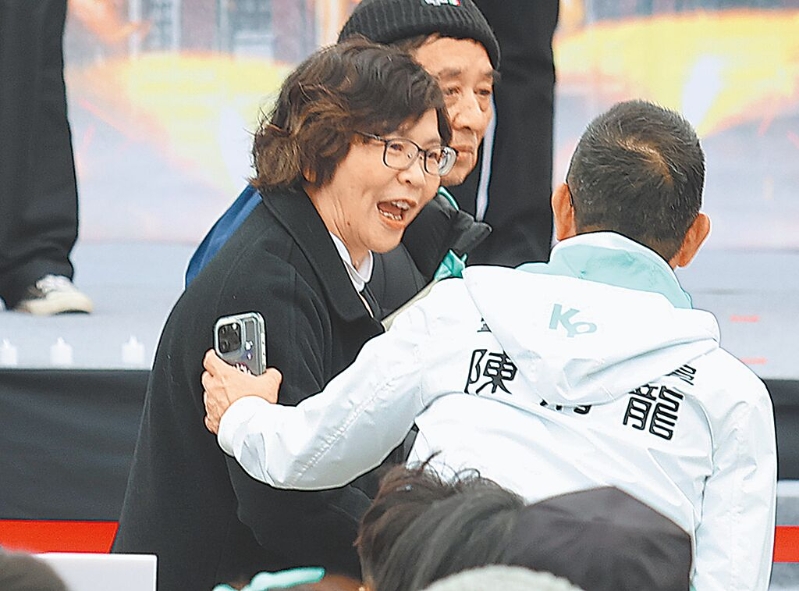 民眾黨11日舉行“111拒絕綠色威權，還我司法正義”集會活動，前“立委”蔡壁如（左）出席。