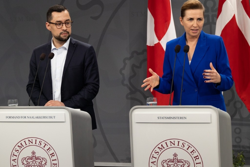 丹麥總理與格陵理總理一同出席記者會。 路透社