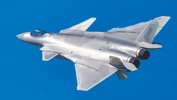 殲-20于2011年1月首飛，并于2016年11月在珠海航展上對外公開，隨即正式量產，并且快速增加機隊數量。