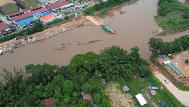 航拍片見KＫ園區有一個移動浮橋的裝置。