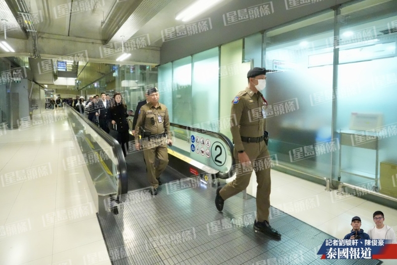 卓孝業小隊抵達曼谷機場，并由官方人員陪同離開