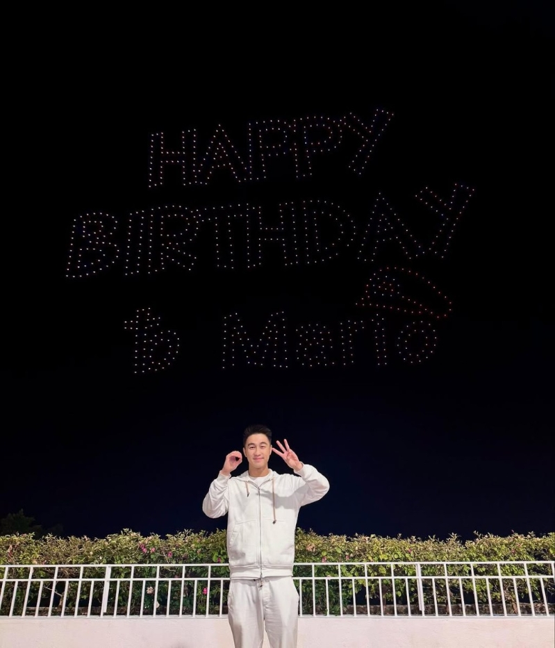 奚夢瑤安排無人機表演，何猷君開心打卡。1