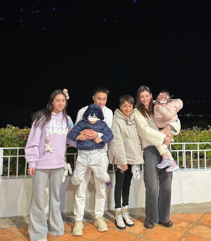 何猷君一家四口，以及媽媽梁安琪和妹妹何超欣。