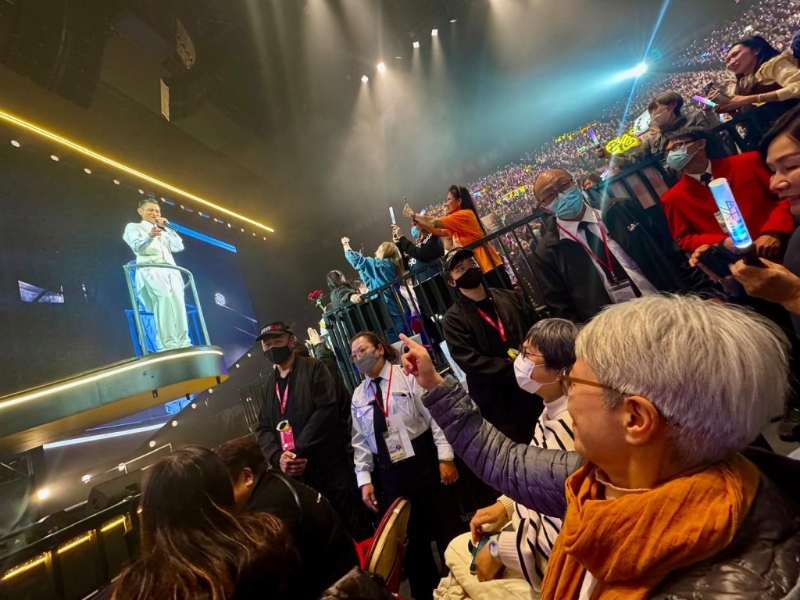 兩人互相指著對方一刻，雖無言語交流，卻更勝千言萬語。