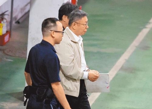 民眾黨前主席柯文哲（中）。