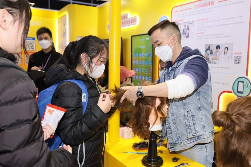 “青年廣場”展區為年輕人提供生涯規劃和持續進修信息，以及暑期工、實習、全職等各類多元化的工作機會。