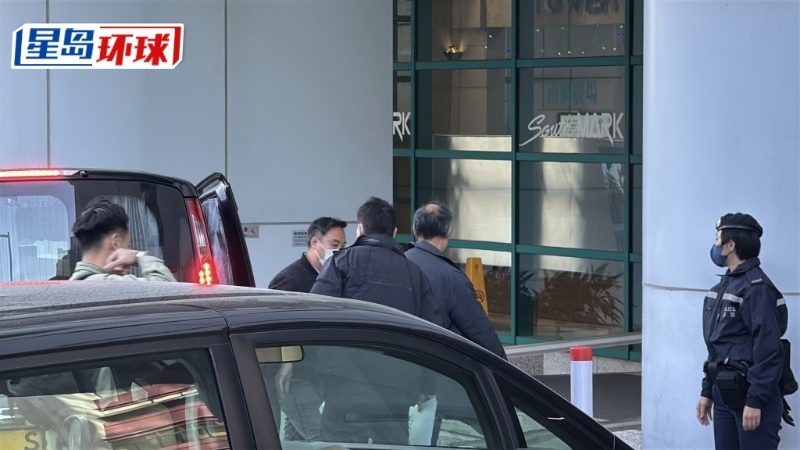 鐘庭耀被帶到民研會址協助調查。 劉漢權攝.jpg