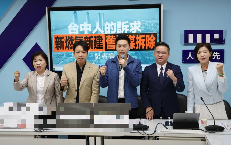 “立委”黃建豪(左四) “立委”黃建豪(左四)