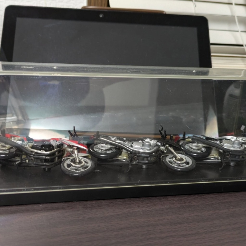 有人模型被震倒。