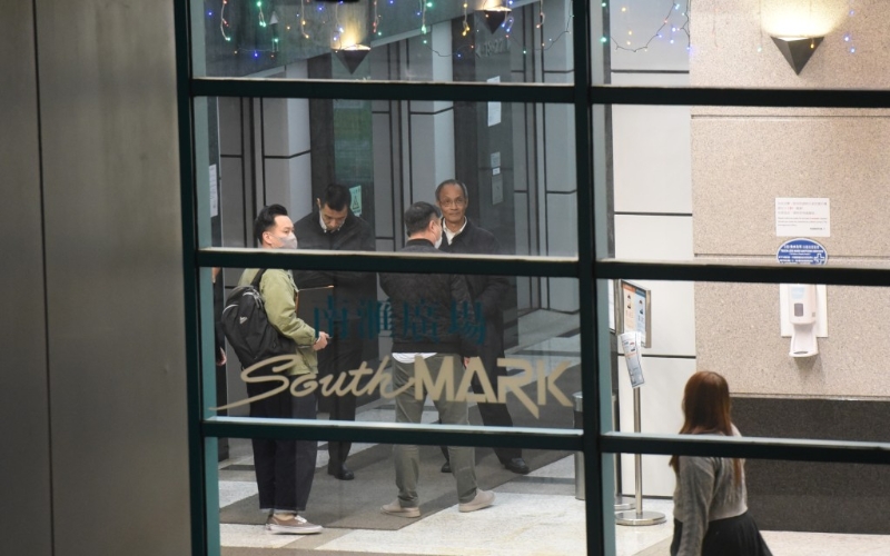 至傍晚，鐘庭耀及兩名相關民研職員被帶返警署助查。 黃文威攝