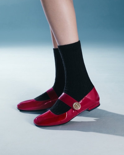 Charles & Keith新春系列官網限定Yara漆面紅色瑪莉珍鞋$439。