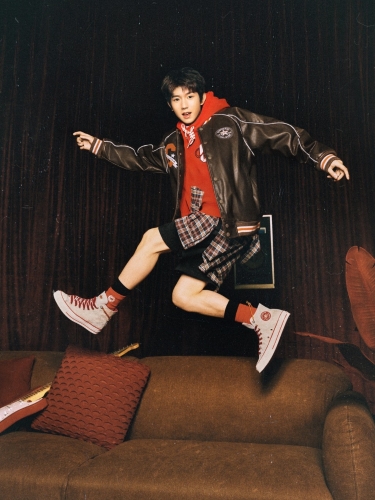 Converse Chuck 70高筒帆布鞋 $749，質感霧光緹花鞋面結合仿蛇紋皮革，并飾以紅拼金色幸運繩細節。