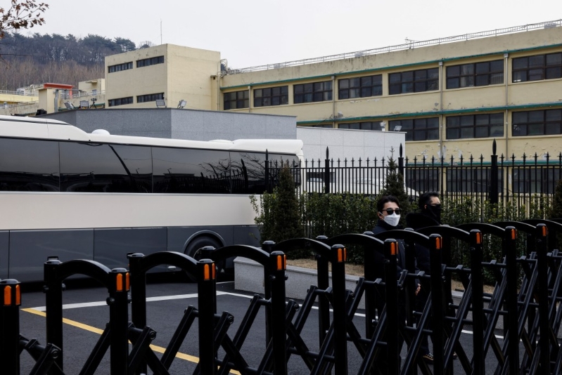 總統官邸泊有大巴士，阻擋公調處執行逮捕令。路透社