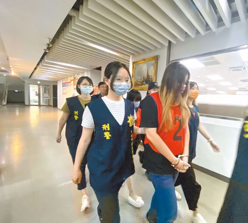 涉及臺南永康丁姓男子墜樓死亡案的嫌犯遭移送畫面。（中時資料照片）