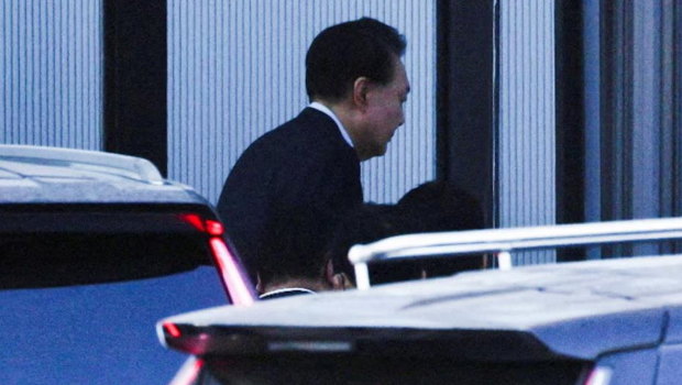 被捕的韓國總統尹錫悅抵達公調處。