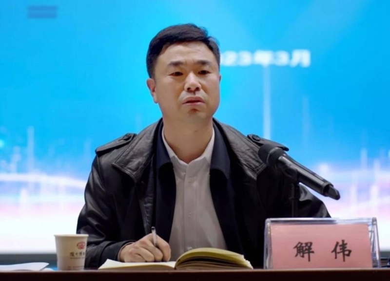 湖北隨州網紅文旅局長解偉涉毆打官員被行拘兼免職。1