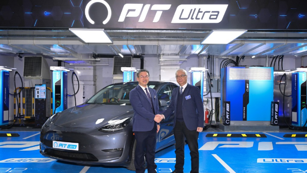 環境及生態局局長謝展寰(右)與中石化(香港)有限公司董事總經理吳慶高(左)合影 環境及生態局局長謝展寰(右)與中石化(香港)有限公司董事總經理吳慶高(左)合影