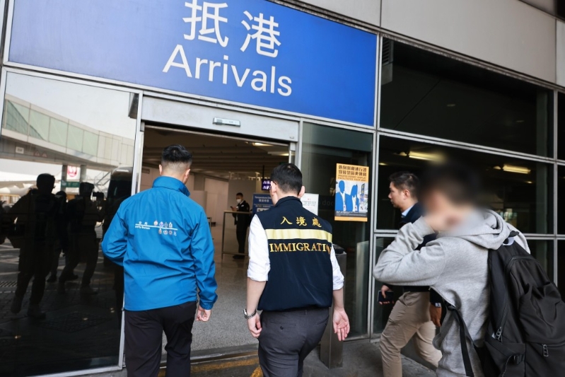 保安局聯同警隊及入境處到機場跟進，確認被救人士安全到埗。 保安局fb