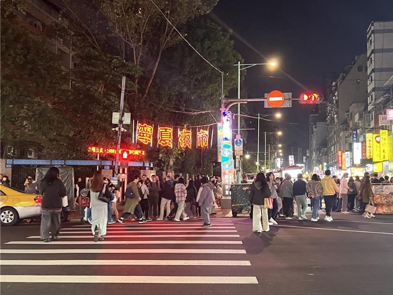 北市產發局長陳俊安表示，北市有65處商業密集地區、51個商圈、16個夜市，以「商圈廊帶」大帶小模式，已做好準備，迎接陸客來臺旅游。