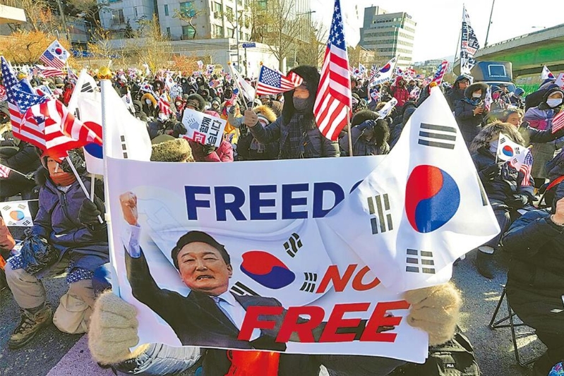 韓國總統尹錫悅被檢調逮捕后，執政黨「國民之力黨」的支持率已反超最大在野黨「共同民主黨」。圖為民眾上街聲援尹錫悅的檔案照。（美聯社）