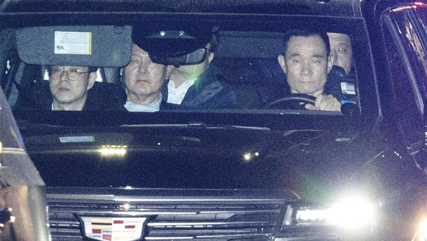 韓國總統尹錫悅（左二）15日被捕，深夜移送首爾拘留所。