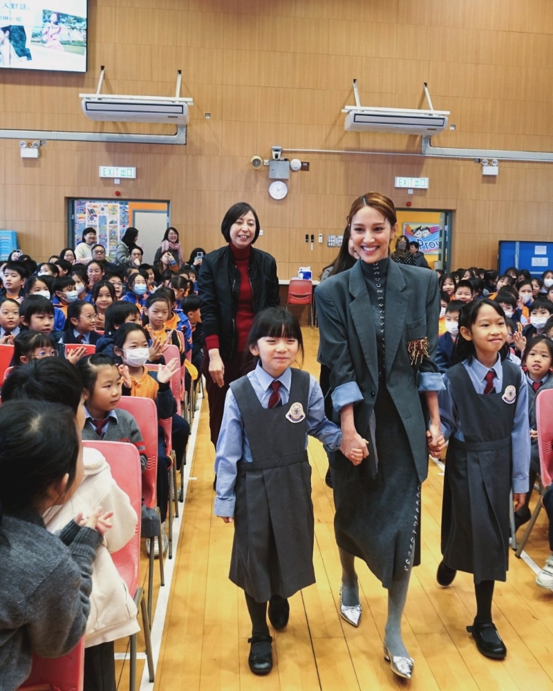 陳凱琳拖著兩名初小女學生步入禮堂時，獲全場拍手歡呼。