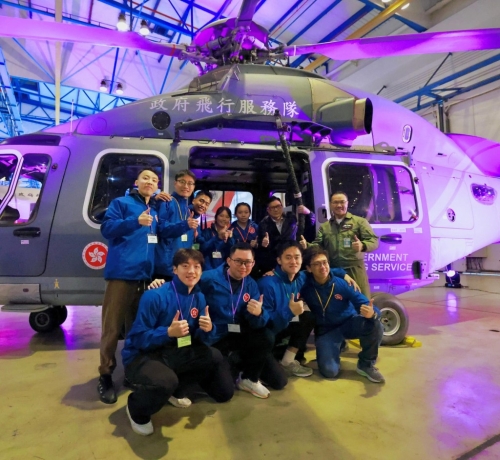 鄧炳強今早聯同一批來自本地、深圳大學及澳門的保安局青年領袖到政府飛行服務隊總部