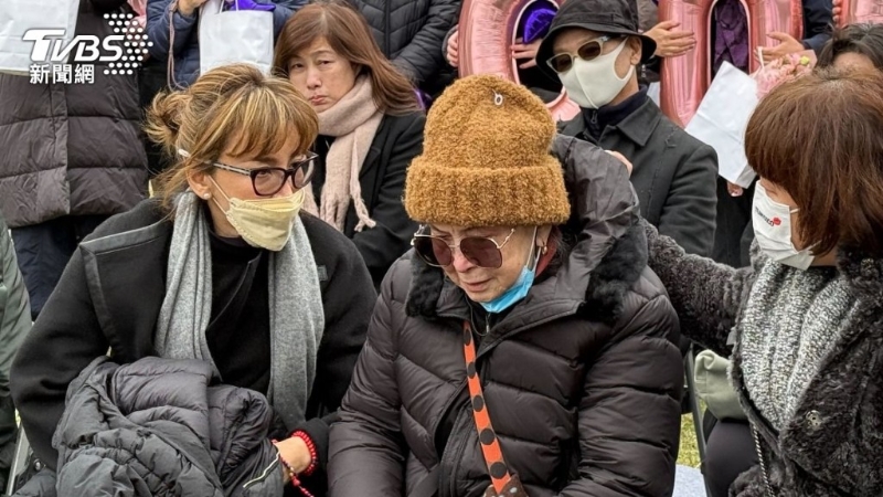 李玟50歲生忌媽媽淚崩金寶山！2