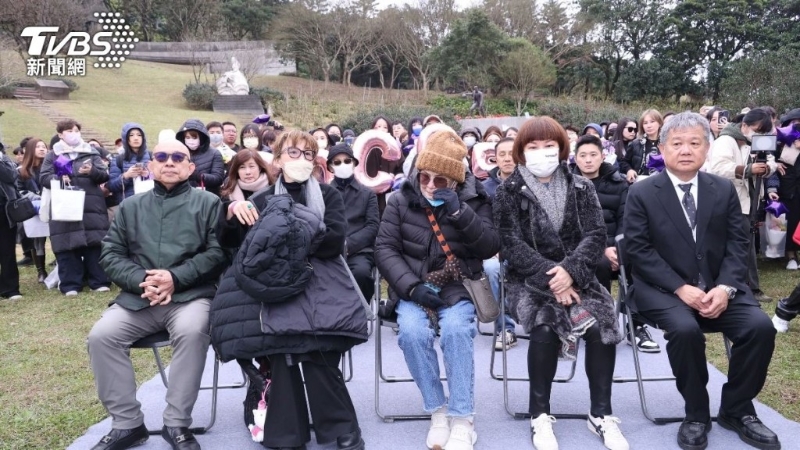 李玟50歲生忌媽媽淚崩金寶山！1