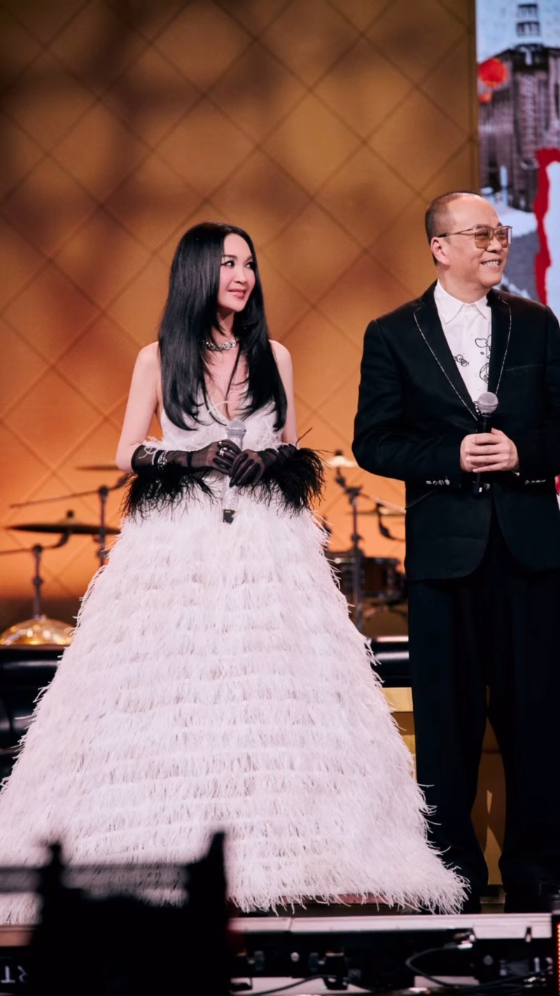 近日多位歌手在內地舉行家族新春音樂會，云集多位當紅歌手出席，歐陽震華和溫碧霞都有上臺表演。