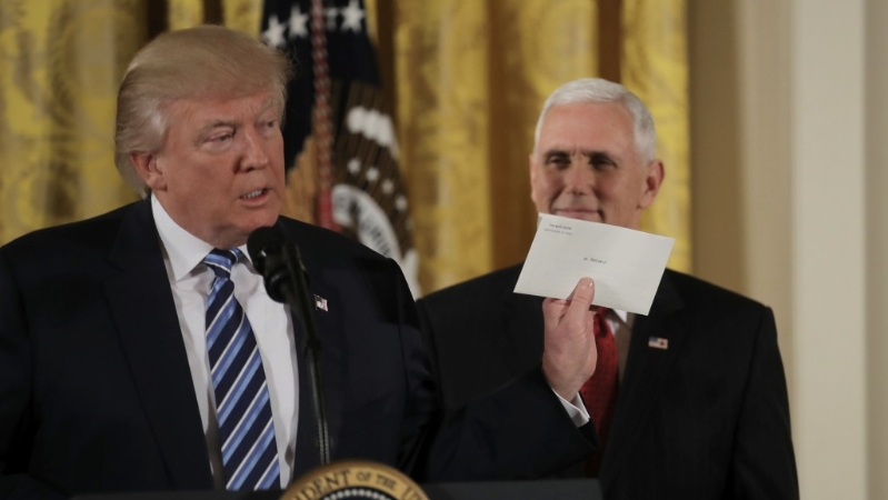 特朗普第一任期上任時展示奧巴馬給他的信。 路透社